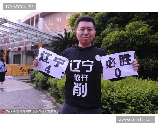 球迷场外抗议欧足联赛程安排，高举“保护球员健康”标语