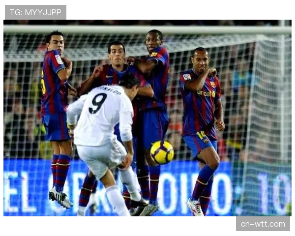 特写瞬间：维尔茨主罚任意球前，观察人墙与门将站位长达20秒